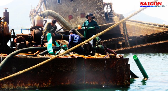 Ra biển xem “vòi bạch tuộc” kéo xác tàu ngàn tấn bị đắm ảnh 8