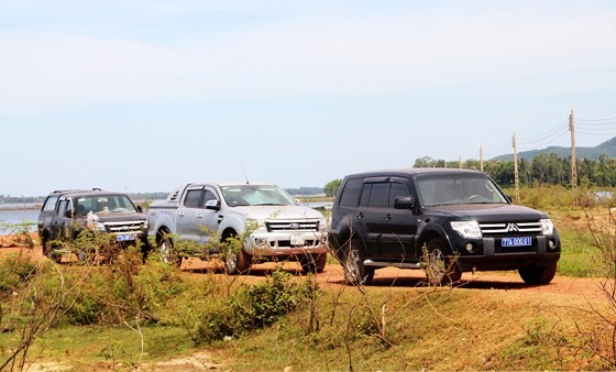 3 xe ô tô của đoàn khảo sát (2 xe công vụ) bị "nhốt" 5 ngày qua tại đầm Trà Ổ