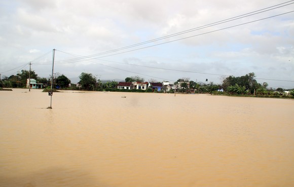 Cuối năm lũ vẫn đang “vây ráp” Phú Yên và Bình Định, 1 người chết vì lũ cuốn ảnh 10