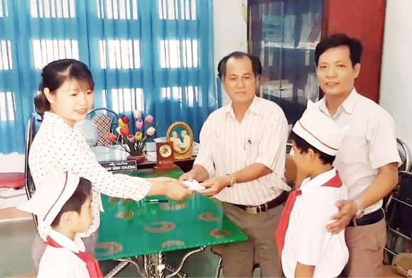 Hai học sinh lớp 3 nhặt được 6 chỉ vàng đem nộp cho công an ảnh 1