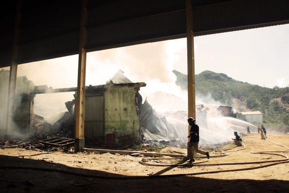 Cận cảnh "cuộc chiến" 5 giờ với lửa lớn ở KCN Phú Tài ảnh 10