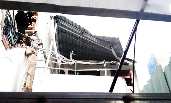 TP Quy Nhơn: Cần khoan dài gần 20m bất ngờ rơi xuống 2 nhà dân ảnh 2