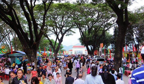 Biển người 'trẩy hội' Ngọc Hồi - Đống Đa trên quê hương anh hùng Quang Trung - Nguyễn Huệ ảnh 1