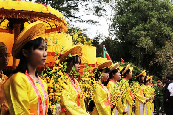 Biển người 'trẩy hội' Ngọc Hồi - Đống Đa trên quê hương anh hùng Quang Trung - Nguyễn Huệ ảnh 8