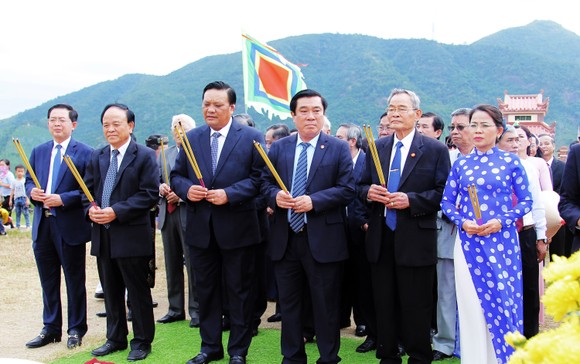 Biển người 'trẩy hội' Ngọc Hồi - Đống Đa trên quê hương anh hùng Quang Trung - Nguyễn Huệ ảnh 2