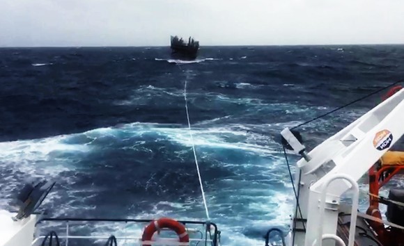 Cận cảnh tàu SAR vượt sóng dữ cứu 40 thuyền viên đang câu mực  ảnh 2