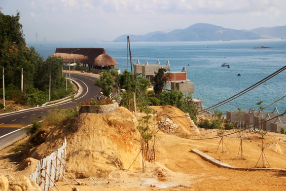 Cận cảnh 2 khu resort vừa bị thổi phạt dọc bờ biển Quy Nhơn ảnh 10
