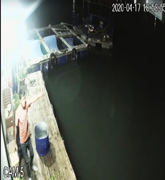 Công an điều tra kẻ tông phá một nhà hàng nổi ở vịnh Quy Nhơn ảnh 2