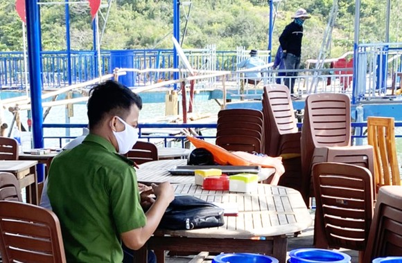 Công an điều tra kẻ tông phá một nhà hàng nổi ở vịnh Quy Nhơn ảnh 7