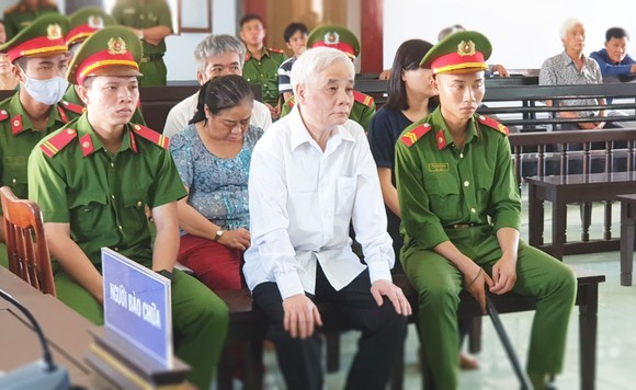 Giảm án cho cựu chánh án tòa án cùng 3 thuộc cấp tham ô tài sản ảnh 1