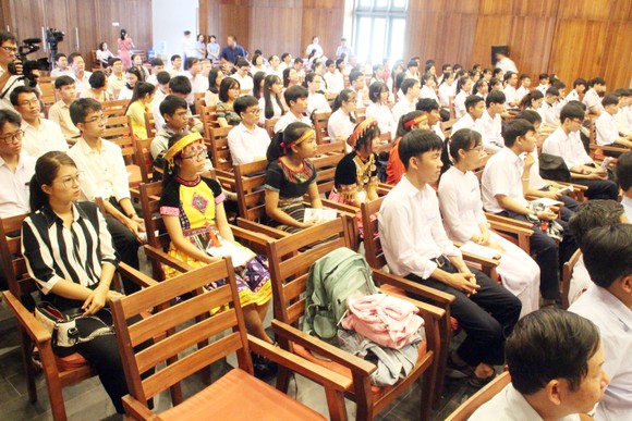 Trao học bổng Vallet cho học sinh, sinh viên Bình Định, Phú Yên và Gia Lai ảnh 1