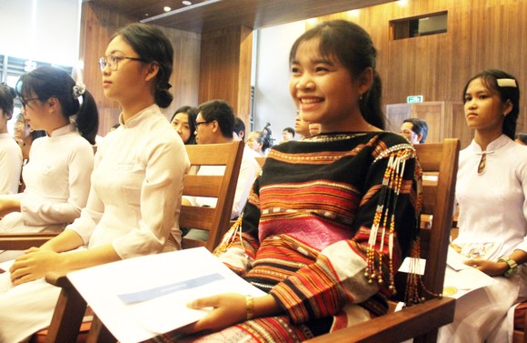 Trao học bổng Vallet cho học sinh, sinh viên Bình Định, Phú Yên và Gia Lai ảnh 11
