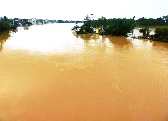 Người dân cố đô Huế lại bì bõm lội lụt sau 2 ngày mưa tầm tã ảnh 13