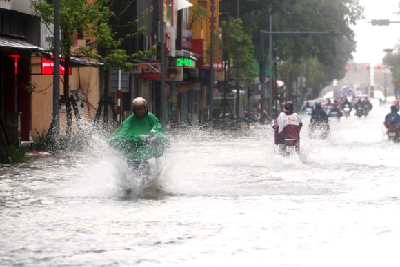 Người dân cố đô Huế lại bì bõm lội lụt sau 2 ngày mưa tầm tã ảnh 2
