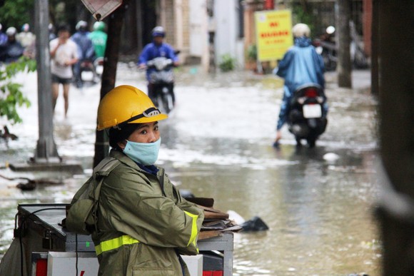 Người dân cố đô Huế lại bì bõm lội lụt sau 2 ngày mưa tầm tã ảnh 5