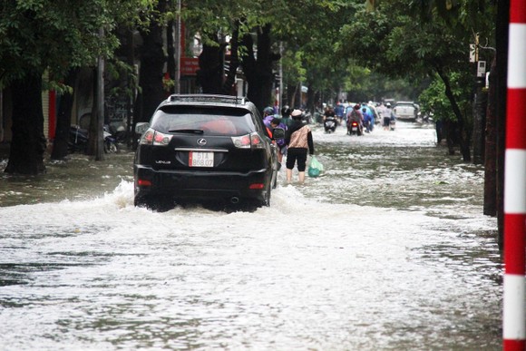 Người dân cố đô Huế lại bì bõm lội lụt sau 2 ngày mưa tầm tã ảnh 4