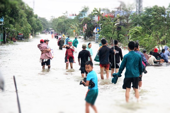 Người dân cố đô Huế lại bì bõm lội lụt sau 2 ngày mưa tầm tã ảnh 9