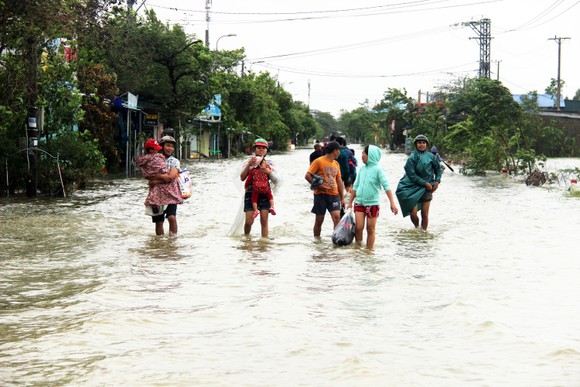 Người dân cố đô Huế lại bì bõm lội lụt sau 2 ngày mưa tầm tã ảnh 1