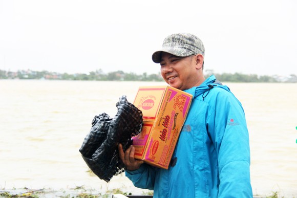 Người dân cố đô Huế lại bì bõm lội lụt sau 2 ngày mưa tầm tã ảnh 11