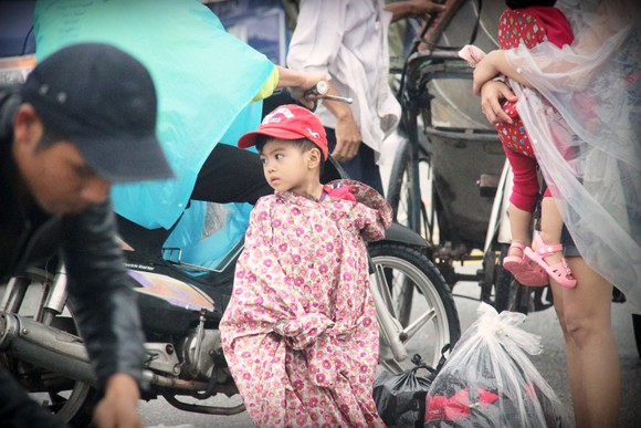 Người dân cố đô Huế lại bì bõm lội lụt sau 2 ngày mưa tầm tã ảnh 14