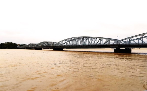 Người dân cố đô Huế lại bì bõm lội lụt sau 2 ngày mưa tầm tã ảnh 18