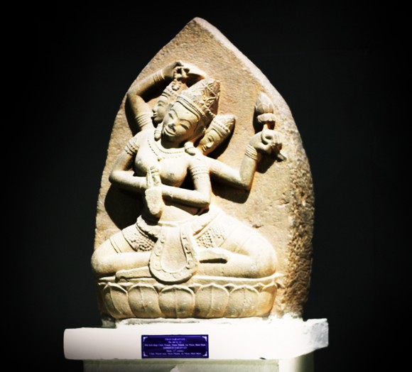 Độc đáo tượng nữ thần bằng đá sa thạch, nặng 200kg tại Bình Định ảnh 1