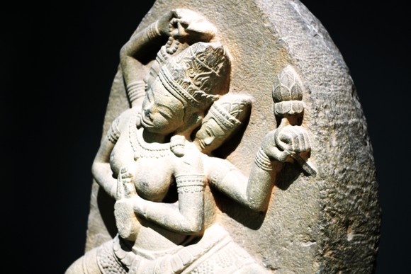 Độc đáo tượng nữ thần bằng đá sa thạch, nặng 200kg tại Bình Định ảnh 3