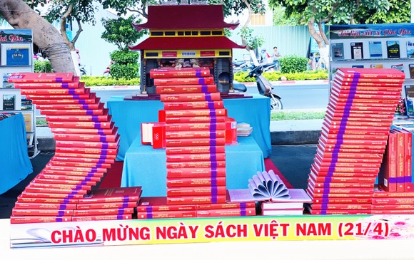 Hội sách Phú Yên quyên góp tủ sách Trường Sa ảnh 5