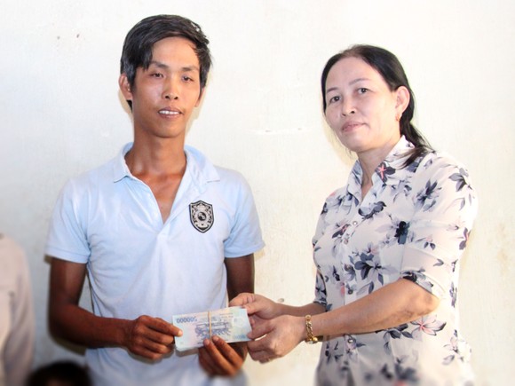 Trao 31,7 triệu đồng bạn đọc giúp hoàn cảnh mẹ con mù lòa ảnh 2