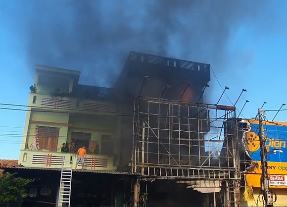 Cháy tòa nhà 3 tầng, 4 người trong ngôi nhà chạy thoát ảnh 5