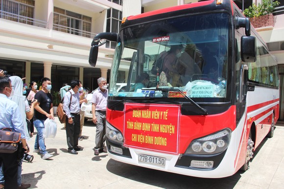 Đoàn y, bác sĩ Bình Định lên đường vào TPHCM, Bình Dương chống dịch ảnh 3
