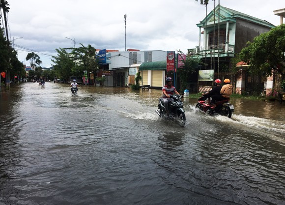 Bão suy yếu, người dân Quảng Ngãi đối diện với ngập lụt ảnh 9