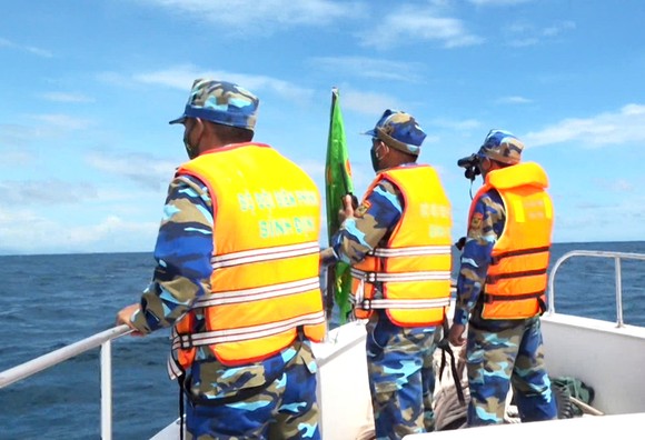 Bộ đội Biên phòng đang tìm kiếm 2 ngư dân mất tích trên biển