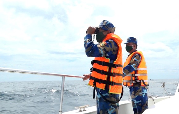 Mở rộng phạm vi tìm kiếm 2 ngư dân Bình Định mất tích trên biển ảnh 3