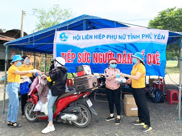 Phú Yên, Bình Định nấu cơm 'tiếp sức' người dân đi xe máy về quê  ảnh 1