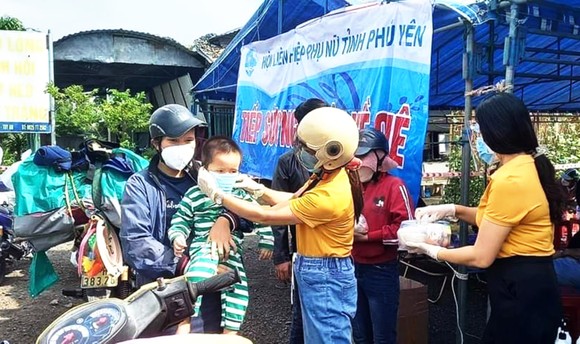 Phú Yên, Bình Định nấu cơm 'tiếp sức' người dân đi xe máy về quê  ảnh 3