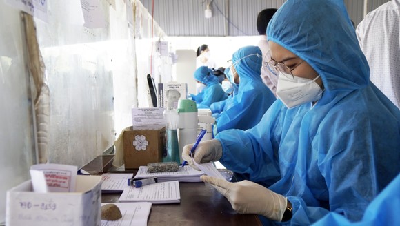 Bình Định: 1 học sinh lớp 11 mắc Covid-19, cả lớp và thầy giáo đi cách ly ảnh 2