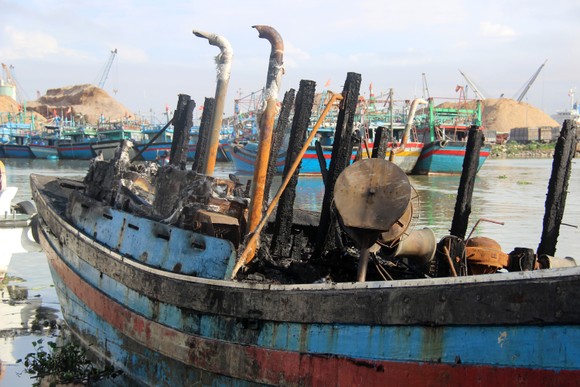 Hàng loạt tàu cá bốc cháy tại Cảng cá Quy Nhơn ảnh 2