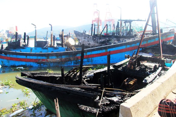 Hàng loạt tàu cá bốc cháy tại Cảng cá Quy Nhơn ảnh 1