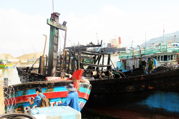 Hàng loạt tàu cá bốc cháy tại Cảng cá Quy Nhơn ảnh 7