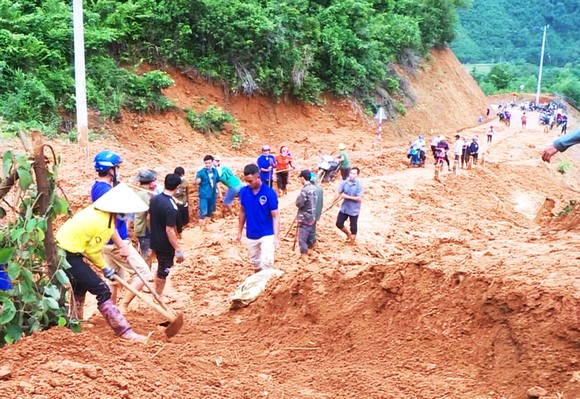 Bình Định nhiều nơi sạt lở, ngập lụt sau hơn 2 ngày mưa lịch sử ảnh 3