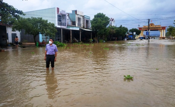 Bình Định nhiều nơi sạt lở, ngập lụt sau hơn 2 ngày mưa lịch sử ảnh 6
