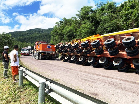 Xe chở cánh quạt điện gió ''khủng'' bị lật trên đèo An Khê ảnh 3