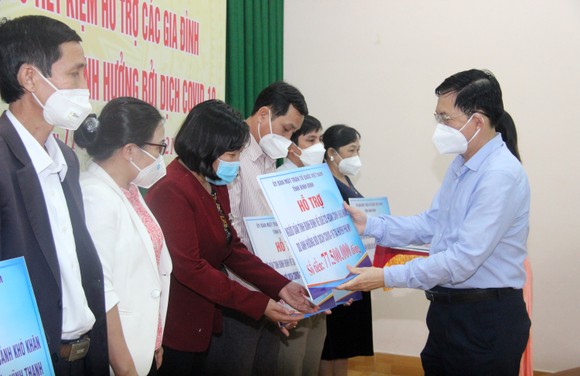 Bình Định trao 14 sổ tiết kiệm cho con em của người dân tử vong do Covid-19 ảnh 3