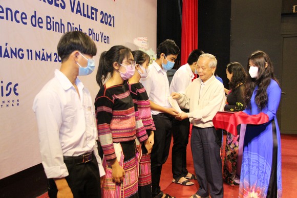 Học bổng Vallet trao gần 1,3 tỷ đồng cho học sinh, sinh viên ưu tú ở Bình Định, Phú Yên ảnh 9