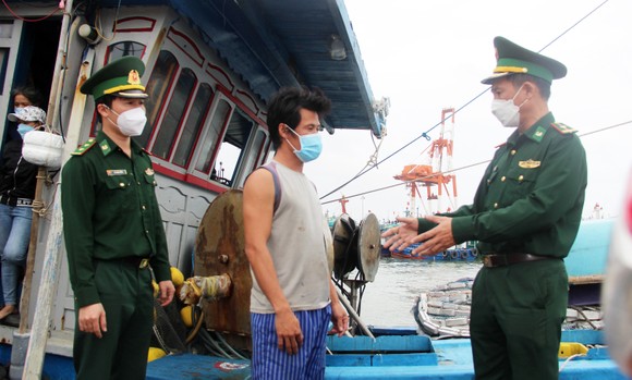 Làng chài gánh thuyền thúng 'chạy bão' ảnh 19