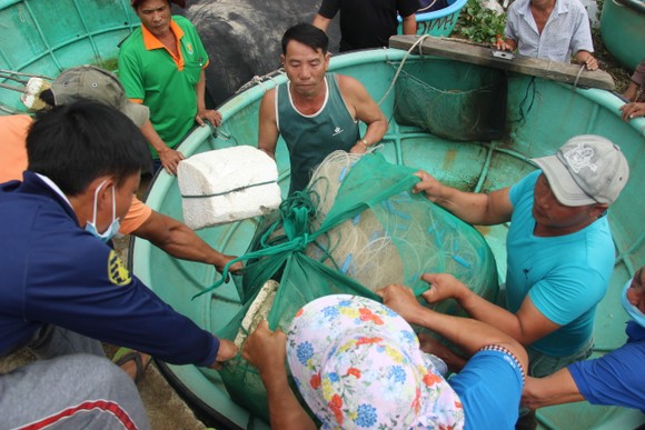 Làng chài gánh thuyền thúng 'chạy bão' ảnh 7