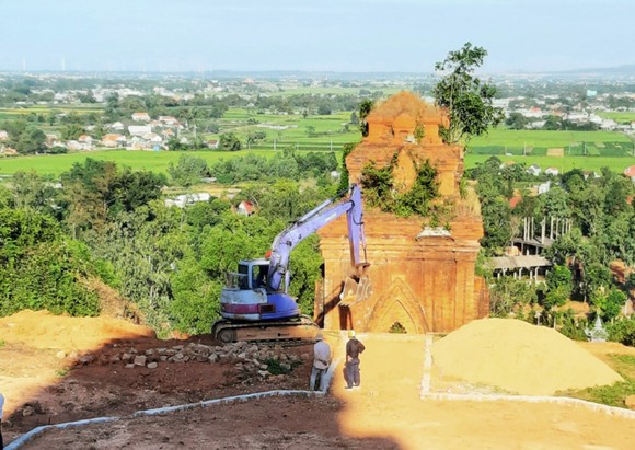 Vụ mang máy đào di tích tháp Chăm: Giám đốc sở 'truy tìm' cán bộ cung cấp thông tin cho báo chí ảnh 1