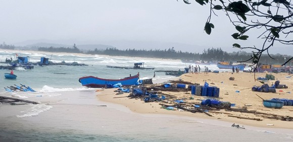Mưa lớn, lốc xoáy gây thiệt hại nặng nề ven biển Phú Yên, Bình Định ảnh 4