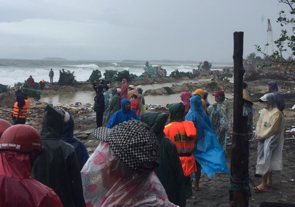 Mưa lớn, lốc xoáy gây thiệt hại nặng nề ven biển Phú Yên, Bình Định ảnh 5